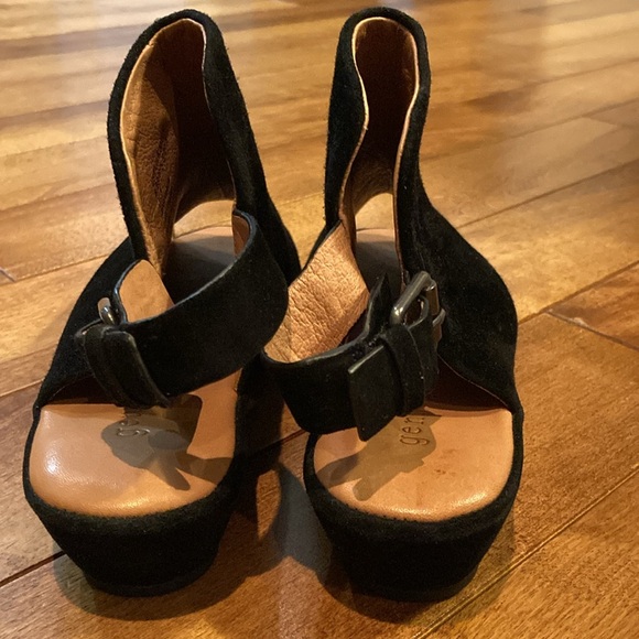 Gentle Souls by Kenneth Cole Lyla Suede Peep-Toe Black Wedge Sandals Size: 8M - Picture 4 of 8
